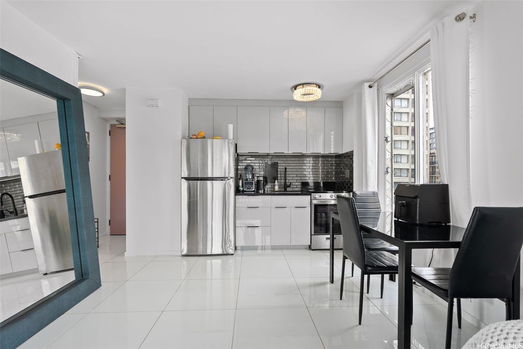 445 Kaiolu Street 704, Honolulu, HI 96815