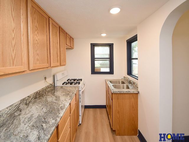 901 S 24th Street, Lincoln, NE 68510