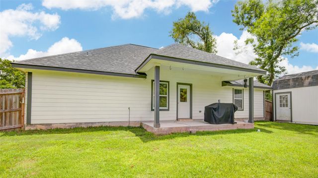 46 Nelson Court, Jones Creek, TX 77541