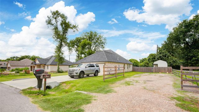 46 Nelson Court, Jones Creek, TX 77541