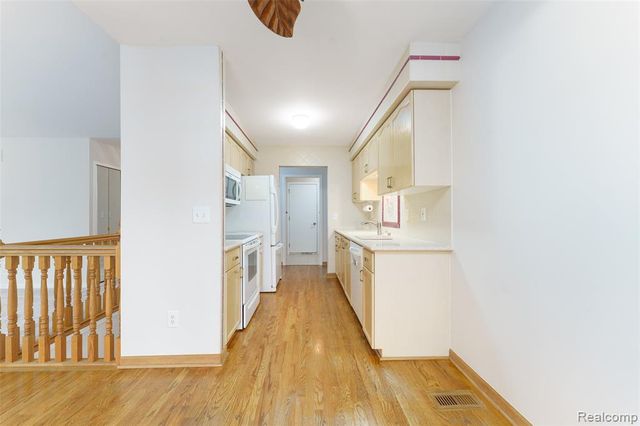 469 Winwood Circle 121, Walled Lake, MI 48390