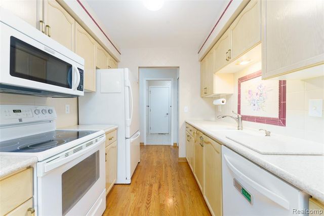 469 Winwood Circle 121, Walled Lake, MI 48390