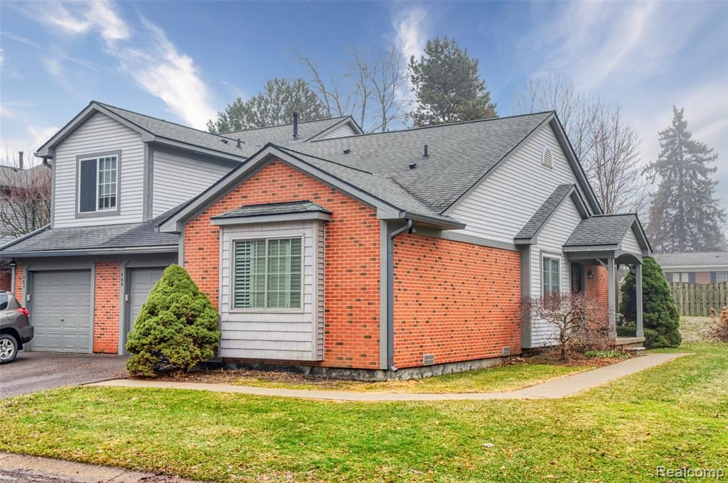 469 Winwood Circle 121, Walled Lake, MI 48390