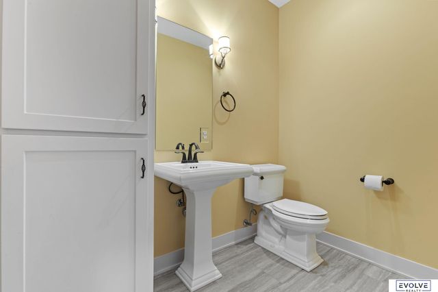 9529 W Center Road, Omaha, NE 68124