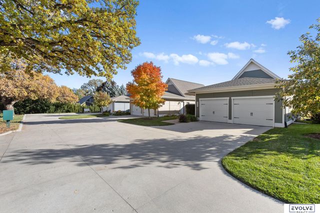 9529 W Center Road, Omaha, NE 68124