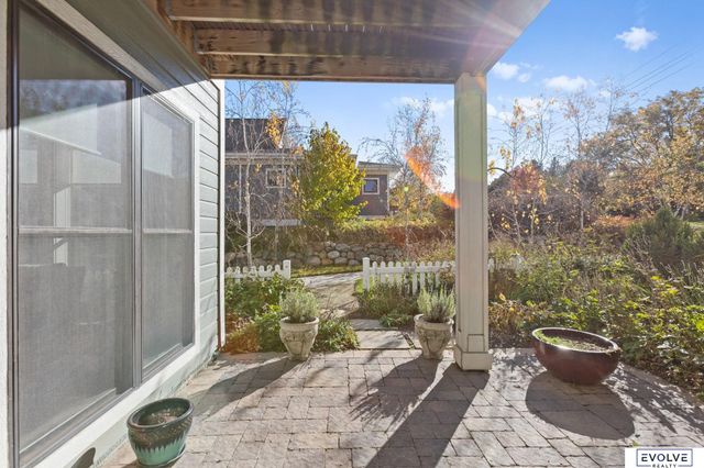 9529 W Center Road, Omaha, NE 68124