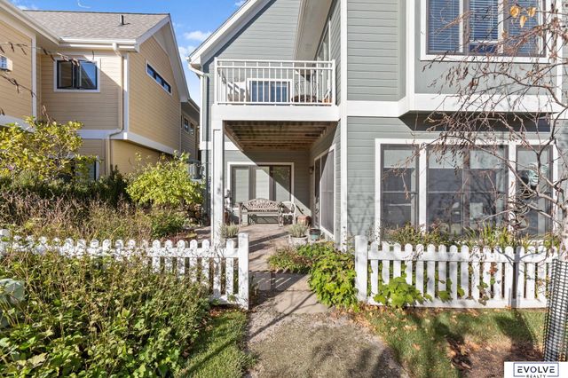 9529 W Center Road, Omaha, NE 68124