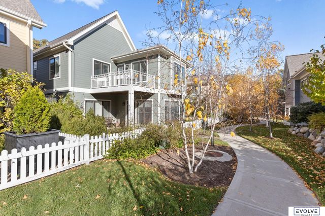 9529 W Center Road, Omaha, NE 68124