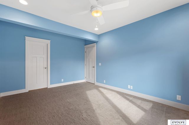 9529 W Center Road, Omaha, NE 68124