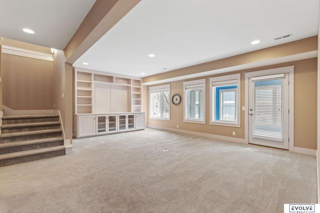 9529 W Center Road, Omaha, NE 68124