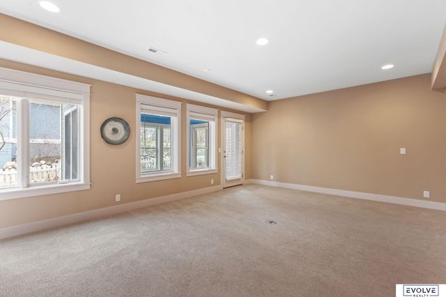 9529 W Center Road, Omaha, NE 68124