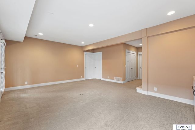 9529 W Center Road, Omaha, NE 68124