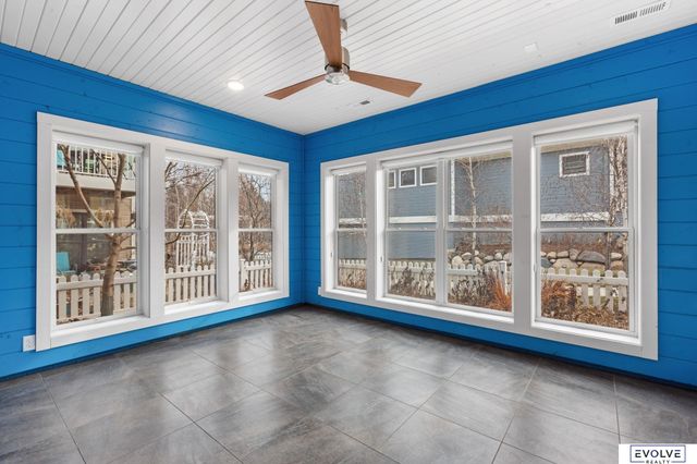 9529 W Center Road, Omaha, NE 68124