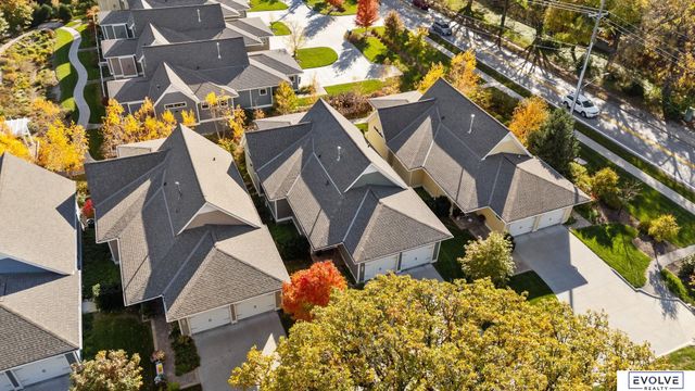 9529 W Center Road, Omaha, NE 68124