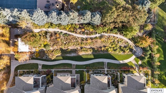 9529 W Center Road, Omaha, NE 68124