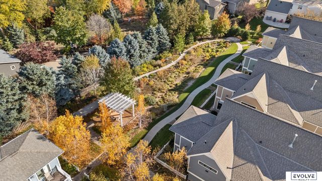 9529 W Center Road, Omaha, NE 68124