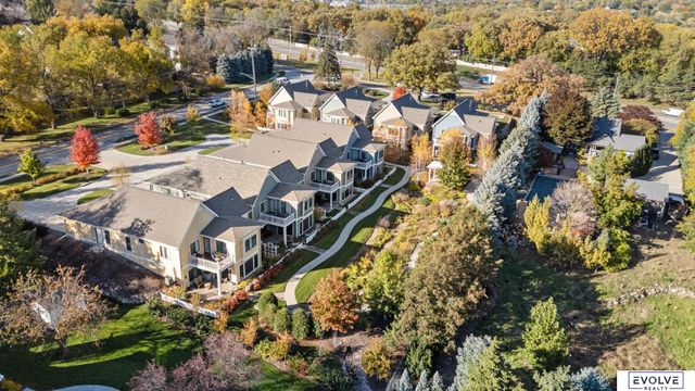 9529 W Center Road, Omaha, NE 68124