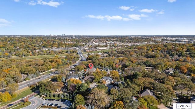 9529 W Center Road, Omaha, NE 68124