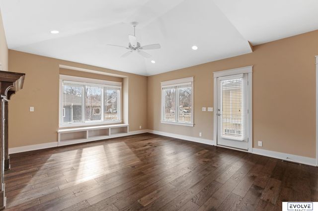 9529 W Center Road, Omaha, NE 68124