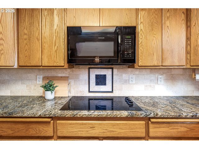 4490 DOYLE St, Eugene, OR 97404