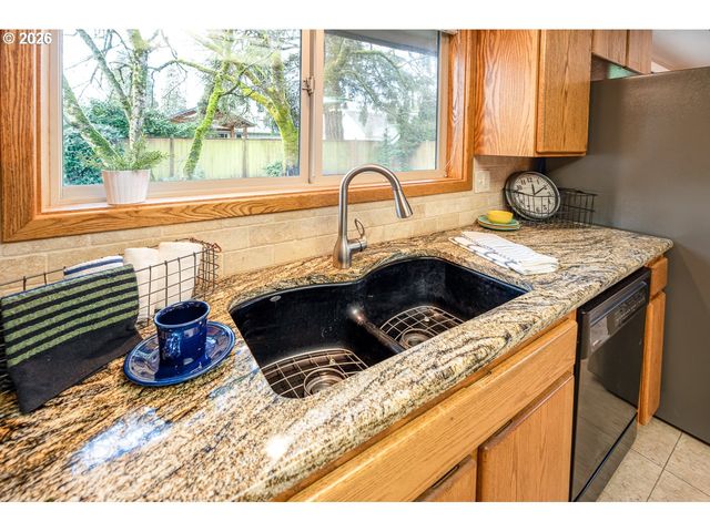 4490 DOYLE St, Eugene, OR 97404