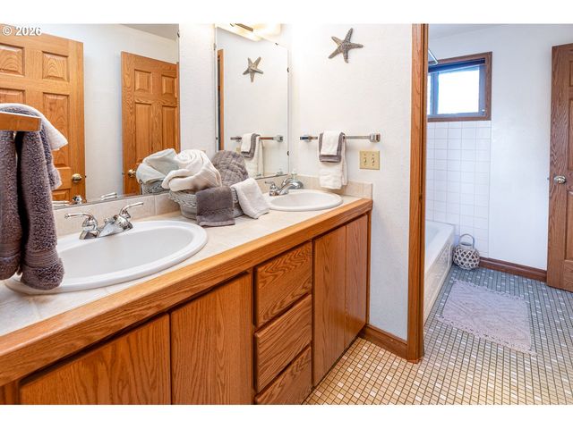 4490 DOYLE St, Eugene, OR 97404