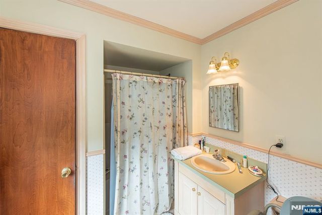 2 Rochambeau Road, Pequannock Township, NJ 07444