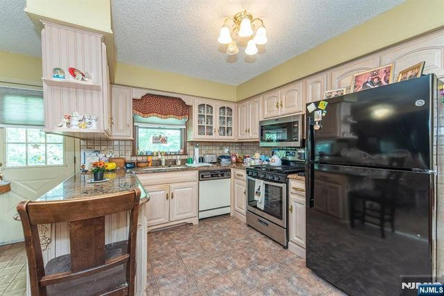 2 Rochambeau Road, Pequannock Township, NJ 07444