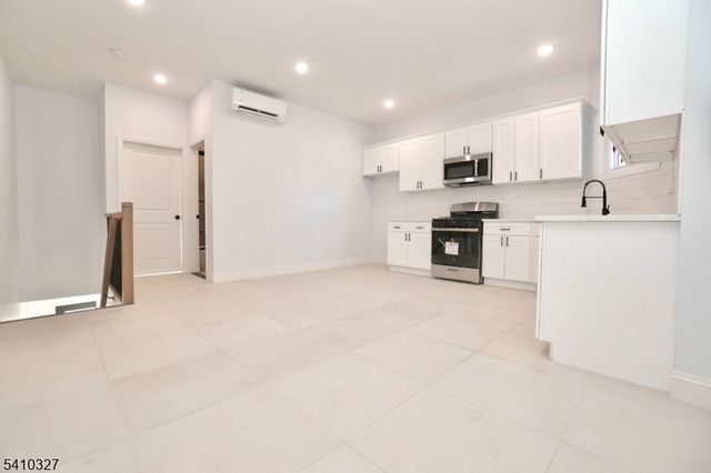 41 Arlington Ave, Jersey City, NJ 07305