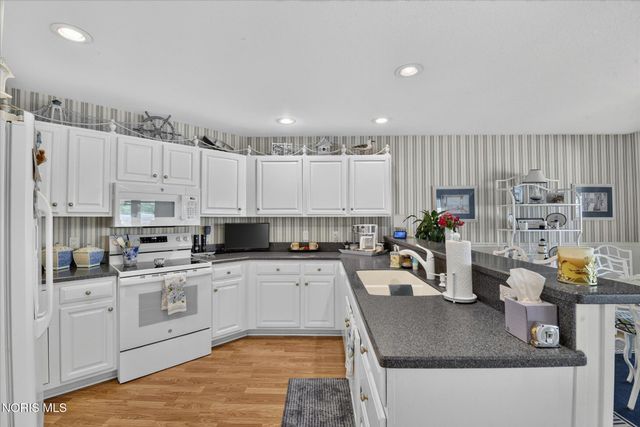 7913 N Shoreline Drive, Holland, OH 43528