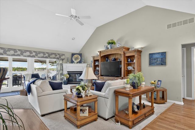 7913 N Shoreline Drive, Holland, OH 43528