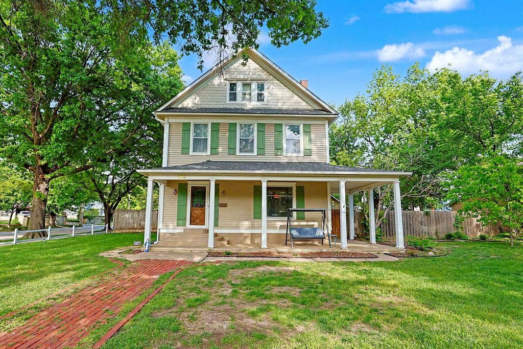 256 N Roosevelt Ave, Wichita, KS 67208