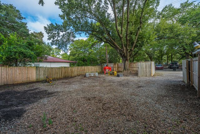2136 Easy Street, North Charleston, SC 29406