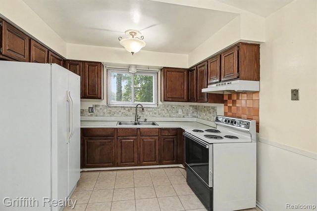 5096 Walker Drive, Brighton, MI 48114