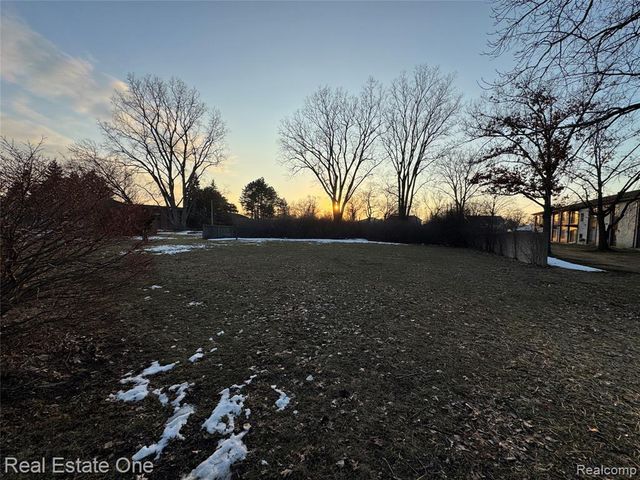 28819 Lahser Road, Southfield, MI 48034