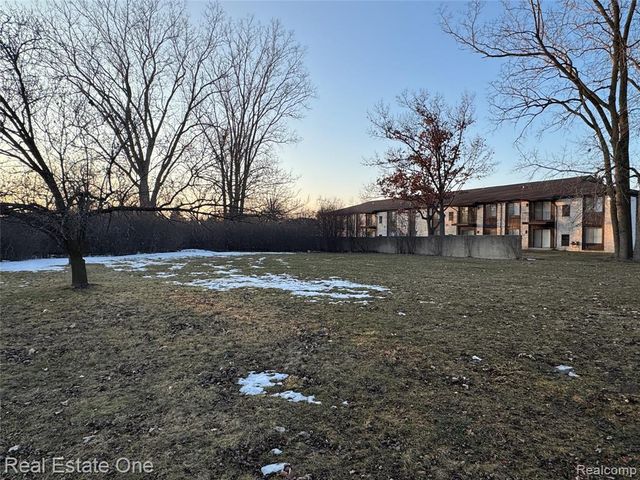 28819 Lahser Road, Southfield, MI 48034