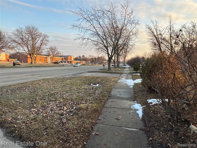 28819 Lahser Road, Southfield, MI 48034