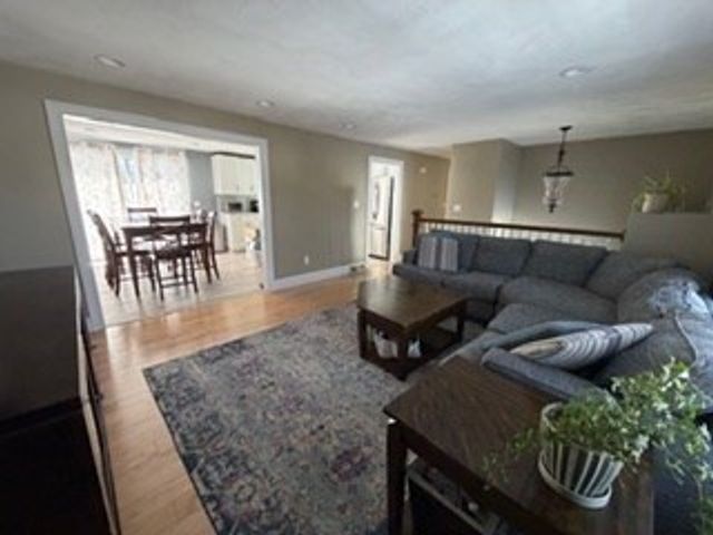 23 Floyd St, Billerica, MA 01821