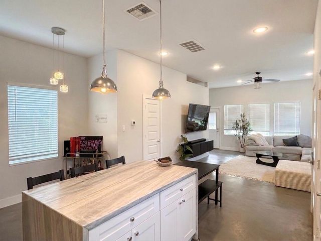 7904 N Main Street, Houston, TX 77022