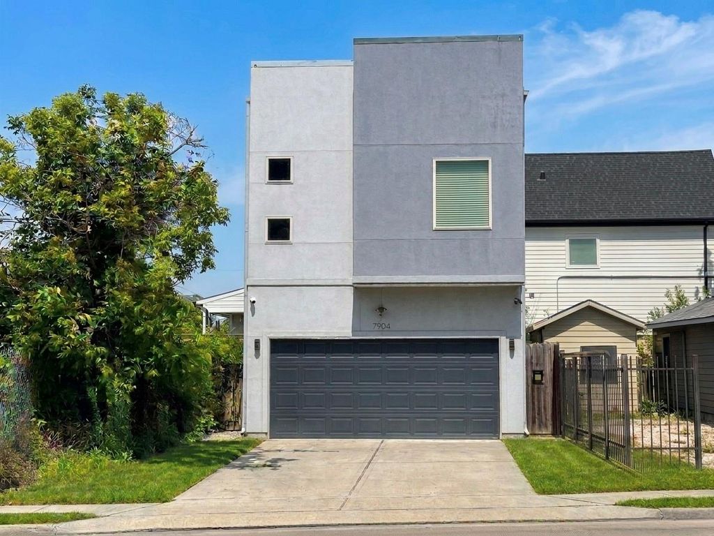 7904 N Main Street, Houston, TX 77022