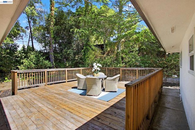 350 Elysian Fields Dr, Oakland, CA 94605