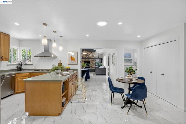 350 Elysian Fields Dr, Oakland, CA 94605