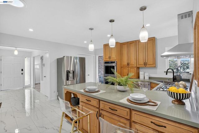 350 Elysian Fields Dr, Oakland, CA 94605