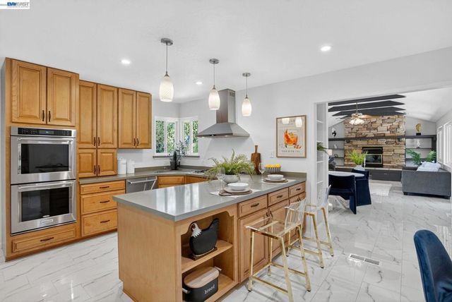 350 Elysian Fields Dr, Oakland, CA 94605