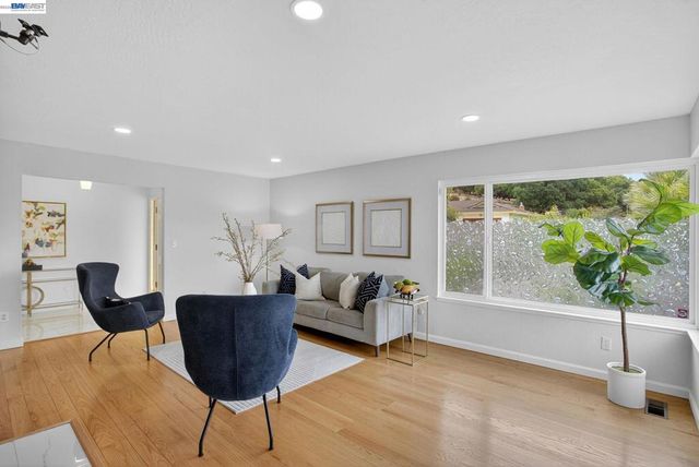 350 Elysian Fields Dr, Oakland, CA 94605