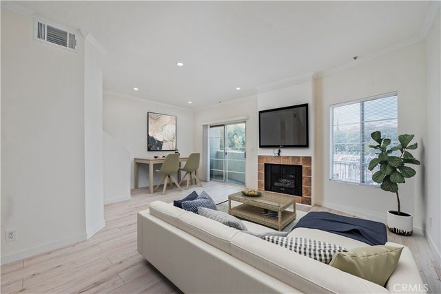 22809 Del Valle 8, Woodland Hills, CA 91364