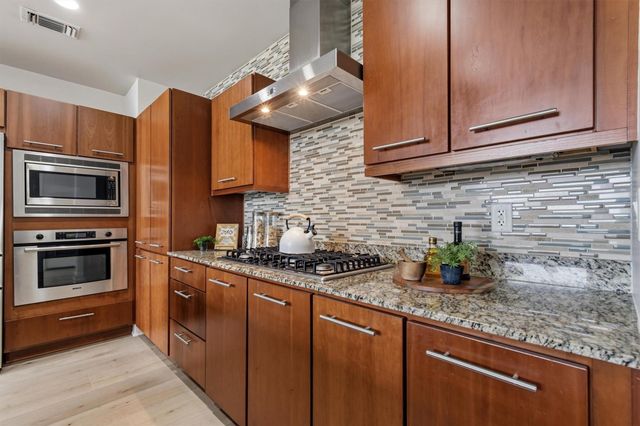 210 Lee Barton DR 517, Austin, TX 78704