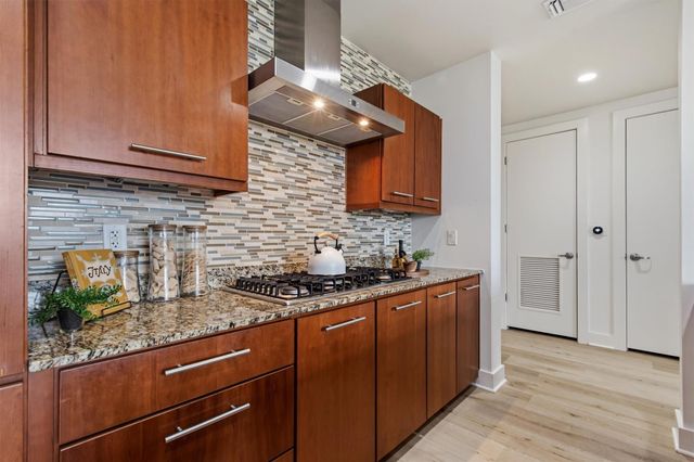 210 Lee Barton DR 517, Austin, TX 78704
