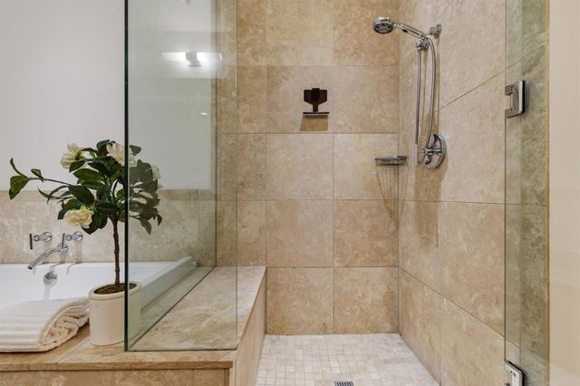 210 Lee Barton DR 517, Austin, TX 78704