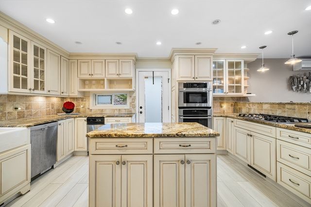 3 Old Brook Dr, Worcester, MA 01609